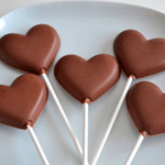  Пять <b>шоколадок</b> в форме сердца лежат на тарелке 