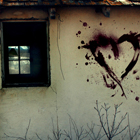 Сердце на стене старого дома