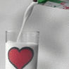  Молоко <b>наливается</b> в стакан с сердцем 