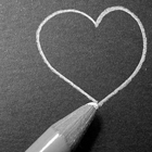 Сердечко нарисовано белым карандашом