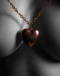 Кулон в форме сердца на  груди девы