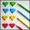 Позитивные сердечки и цветные карандаши