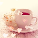 Чашка чая с цветами и сердцами