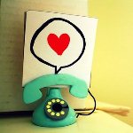 Игрушечный телефон и нарисованное сердце