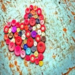 Сердце из разноцветных пуговиц