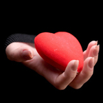 Красное сердце в руке