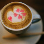Чашка кофе с розовыми сердцами