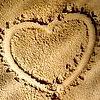 Нарисованное сердце на песке