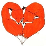 Две лисы прижимаются друг к другу в форме сердца