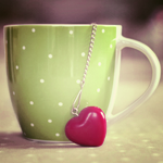 Зеленая чашка в белый горошек, с сердечком на цепочке, вм...