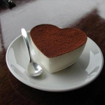 Шоколадное пирожное в форме сердца