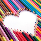 Сердце в промежутке между цветными карандашами