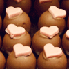 Круглые шоколадные пирожные с сердцами
