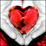 Рубиновое сердце в руках