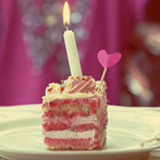 Кусочек тортика со свечой и сердечком