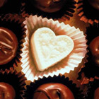 Среди шоколадных конфет одна в виде сердечка