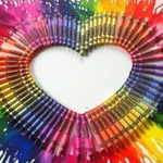 Сердечко, выложенное из разноцветных мелков