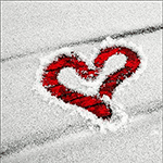 Красное сердечко на снегу