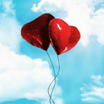 Два воздушных шарика-сердечка в небе