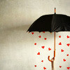 Из зонтика падают сердечки