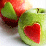 Два яблока с вырезами в форме сердечек