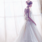 Невеста в красивом платье у окна