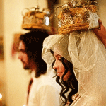  Обряд венчания, свидетели держат короны над <b>головами</b> жен... 