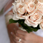  Невеста <b>держит</b> букет цветов 