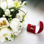 Букет цветов и обручальное кольцо