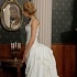  <b>Невеста</b> в белом платье смотрится в зеркало 