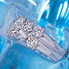 Обручальное кольцо на голубом фоне