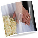  Жених и невеста держатся за <b>руки</b> 