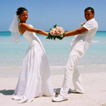 Жених и невеста со свадебным букетом на берегу моря