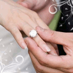  Жених одевает кольцо <b>невесте</b> 