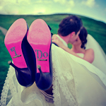  Жених <b>держит</b> невесту в туфлях с надписью на подошве i do 
