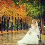 Невеста сидит на лавочке под осенним дождём
