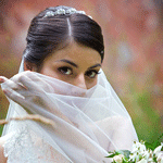 Невеста закрыла лицо фатой