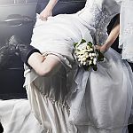 Крутая невеста с букетом