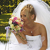 Невеста в белом платье и букетом цветов