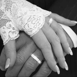 Обручальные кольца у пары на руках