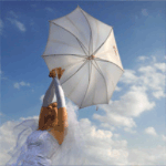 Невеста с зонтом на фоне неба