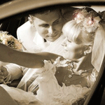Свадьба. Молодые в машине