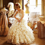 Невеста примеряет платье