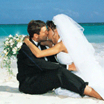 Жених и невеста на пляже