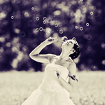 Невеста пускает мыльные пузыри