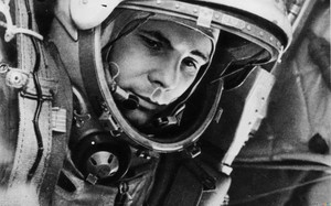  Юрий Гагарин - <b>первый</b> космонавт 