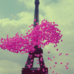 Розовые шарики на фоне эйфелевой башни