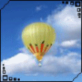 Жёлтый воздушный шар парит в облаках