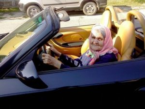 Бабушка за рулем прекрасного автомобиля