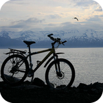 Велосипед стоит у горного озера